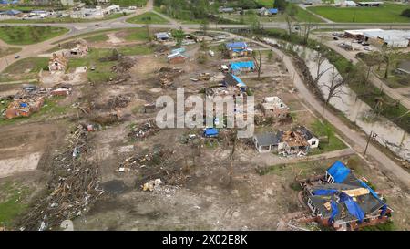 Rolling Fork, Stati Uniti d'America. 11 aprile 2023. I resti di case ed edifici dopo un tornado dell'EF4 che ha attraversato il profondo sud, l'11 aprile 2023 a Rolling Fork, Mississippi. Il massiccio tornado distrusse la maggior parte di Rolling Fork, uccidendo 17 persone e ferendone almeno 165 il 24 marzo. Crediti: Lance Cheung/USDA Media/Alamy Live News Foto Stock