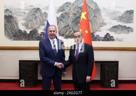 Pechino, Cina. 9 aprile 2024. Il ministro degli Esteri cinese Wang Yi, anche membro dell'Ufficio politico del Comitato centrale del Partito Comunista Cinese, tiene colloqui con il ministro degli Esteri della Federazione Russa Sergey Lavrov a Pechino, capitale della Cina, il 9 aprile 2024. Crediti: Chen Bin/Xinhua/Alamy Live News Foto Stock