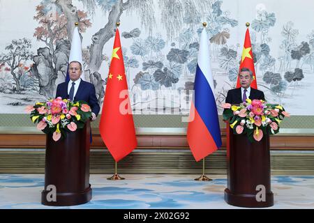 Pechino, Cina. 9 aprile 2024. Il ministro degli Esteri cinese Wang Yi, anche membro dell'Ufficio politico del Comitato centrale del Partito Comunista Cinese, e il ministro degli Esteri della Federazione Russa Sergey Lavrov partecipano a un briefing stampa congiunto dopo i loro colloqui a Pechino, capitale della Cina, il 9 aprile 2024. Wang ha tenuto colloqui con Lavrov a Pechino martedì. Crediti: Chen Bin/Xinhua/Alamy Live News Foto Stock