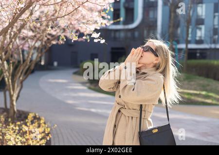 Donna con un problema al naso, l'impatto del polline. Foto Stock