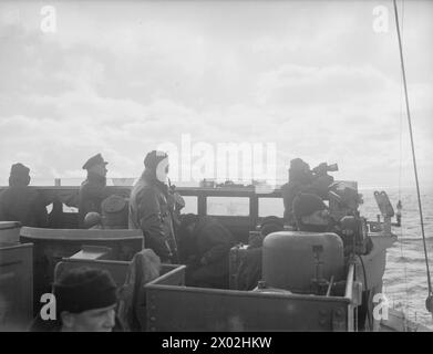 UOMINI DIROTTATORI. FEBBRAIO 1942, A BORDO DELLA CLASSE TRIBALE DESTROYER HMS ESKIMO, ALLE LATITUDINI SETTENTRIONALI. - L'equipaggio di servizio in cerca di aerei ostili sul ponte della HMS ESKIMO Foto Stock