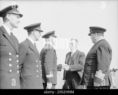 I NEOZELANDESI DELLA ROYAL NAVY INCONTRANO IL LORO MINISTRO DELLA DIFESA. 14 APRILE 1943, PORTSMOUTH, DURANTE LA VISITA IN GRAN BRETAGNA, IL SIG. FRED JONES, MINISTRO DELLA DIFESA NEOZELANDESE, HA INCONTRATO ALCUNI DEI SUOI CONNAZIONALI CHE PRESTANO SERVIZIO NELLA ROYAL NAVY. - Il signor Jones viene presentato agli ufficiali neozelandesi dell'incrociatore neozelandese HMS ACHILLES Foto Stock