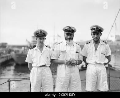 AZIONE DEL PESCHERECCIO HM LADY SHIRLEY CON U-BOAT TEDESCO. OTTOBRE 1941, A BORDO DEL PESCHERECCIO A GIBILTERRA. UN GRANDE U-BOAT TEDESCO SI ARRESE A SEGUITO DELL'AZIONE DEL PESCHERECCIO HM LADY SHIRLEY. LA LADY SHIRLEY ERA DI PATTUGLIA QUANDO L'U-BOAT FU AVVISTATO IN SUPERFICIE. L'U-BOAT SI TUFFÒ E LADY SHIRLEY ATTACCÒ CON CARICHE DI PROFONDITÀ. QUESTI COSTRINSERO L'U-BOOT A SCENDERE IN SUPERFICIE, DOVE FU IMMEDIATAMENTE INGAGGIATA DAL PESCHERECCIO CON IL SUO CANNONE DA 4' E LE MITRAGLIATRICI. DOPO ESSERE STATO COLPITO DA DIVERSI PROIETTILI DA 4', L'EQUIPAGGIO DEGLI U-BOOT TENNE LE MANI SOPRA LA TESTA E SI ARRESE. LADY SHIRLEY HA RAGGIUNTO LA GIB Foto Stock