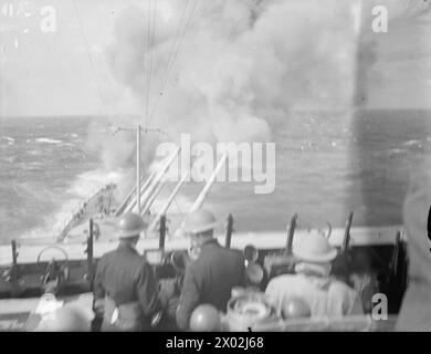 IL CONVOGLIO DA ALESSANDRIA A MALTA INCONTRA E INGAGGIA LE NAVI DA GUERRA ITALIANE. 22 MARZO 1942, A BORDO DELLA HMS EURYALUS. - La HMS EURYALUS sparò una bordata di sei cannoni da 5,25' alle navi nemiche Foto Stock