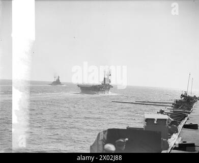 FORZA H OPERAZIONI NEL MEDITERRANEO. 1942, A BORDO DELLA PORTAEREI HMS ARGUS. - La portaerei HMS EAGLE e la corazzata HMS MALAYA viste dalla HMS ARGUS Foto Stock