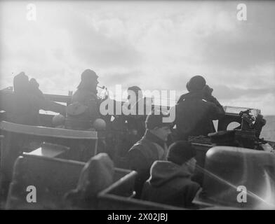 UOMINI DIROTTATORI. FEBBRAIO 1942, A BORDO DELLA CLASSE TRIBALE DESTROYER HMS ESKIMO, ALLE LATITUDINI SETTENTRIONALI. - L'equipaggio di servizio in cerca di aerei ostili sul ponte della HMS ESKIMO Foto Stock