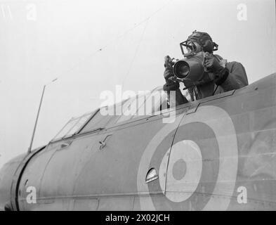 GLI OCCHI FOTOGRAFICI DELLA FLOTTA. 4 MARZO 1943, ROYAL NAVAL AIR STATION, STRETTON, LANCS, SI SENTE POCO DEI FOTOGRAFI CHE VOLANO CON AEREI NAVALI PER OTTENERE I REGISTRI DELLE ATTIVITÀ NEMICHE E DEI RISULTATI DEI NOSTRI ATTACCHI. - Un fotografo aeronavale "in azione" Foto Stock