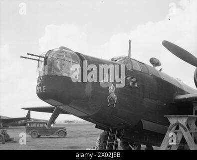 OPERAZIONI DELLA ROYAL AIR FORCE IN MEDIO ORIENTE E NORD AFRICA, 1939-1943. - Il naso di Vickers Wellington B Mark III, (possibilmente HF482) 'JN-A' 'A for Apple', del No. 150 Squadron RAF a Blida, Algeria, che mostra una bomba indicante 16 missioni completate, e illustrazioni del naso raffiguranti il Capitano Reilly-ffoul, un personaggio cattivo nella striscia di cartoni animati 'Just Jake' di Bernard Graddon, che apparve nel Daily Mirror durante tutta la guerra Royal Air Force, Royal Air Force Regiment, Sqdn, 150 Foto Stock