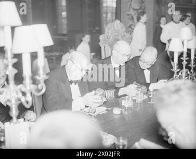 CHURCHILL E I CAPI NAVALI DEL GOVERNO DEGLI STATI UNITI PRESSO IL GREENWICH NAVAL COLLEGE. 24 LUGLIO 1942. - Il signor Churchill, l'ammiraglio King e il signor Alexander hanno fotografato durante la cena Foto Stock