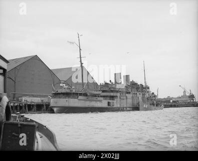 HMS INVICTA E HMS DUKE OF WELLINGTON. 22 LUGLIO 1942. - Vista dalla poppa della HMS DUKE OF WELLINGTON Foto Stock