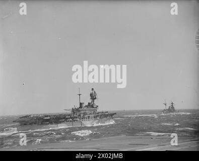 FORZA H OPERAZIONI NEL MEDITERRANEO. 1942, A BORDO DELLA PORTAEREI HMS ARGUS. - HMS EAGLE e HMS MALAYA at SEA Royal Navy, EAGLE (HMS), portaerei (1918) Foto Stock