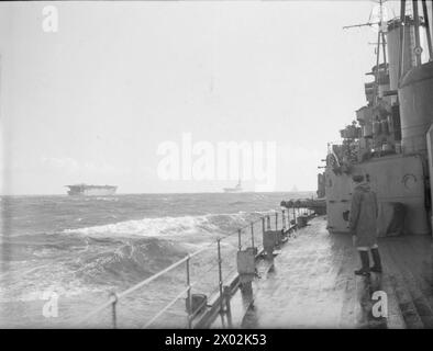 LE PORTAEREI BRITANNICHE TRASPORTANO SPITFIRE A MALTA. 7 MARZO 1942, A BORDO DELL'INCROCIATORE HMS HERMIONE, IN MARE NEL MEDITERRANEO. VOLANDO SPITFIRE SULLA PORTAEREI HMS EAGLE, LA PRIMA VOLTA CHE SPITFIRE ERA STATO PORTATO VIA. - La portaerei HMS ARGUS, che ha agito come scorta di caccia, con la HMS EAGLE (centro) e la corazzata HMS MALAYA (distanza giusta) prima di volare a Malta dello Spitfire Foto Stock