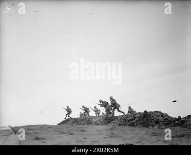 CON I ROYAL MARINES A TERRA E A GALLA. 1940, A BORDO DELLA HMS RODNEY E A TERRA. I VARI COMPITI SVOLTI DAI ROYAL MARINES. - Over the Top. I Marines praticavano le loro esercitazioni di terra Foto Stock