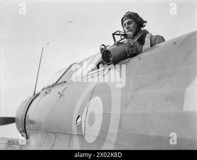 GLI OCCHI FOTOGRAFICI DELLA FLOTTA. 4 MARZO 1943, ROYAL NAVAL AIR STATION, STRETTON, LANCS, SI SENTE POCO DEI FOTOGRAFI CHE VOLANO CON AEREI NAVALI PER OTTENERE I REGISTRI DELLE ATTIVITÀ NEMICHE E DEI RISULTATI DEI NOSTRI ATTACCHI. - Un fotografo aeronavale "in azione" Foto Stock