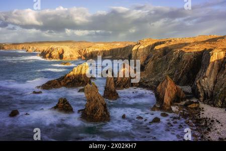 Mangersta Sea Stacks bagnata dalla luce dorata del pomeriggio, Isola di Lewis, Ebridi esterne, Scozia, Regno Unito, Europa Foto Stock
