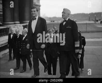 CHURCHILL E I CAPI NAVALI DEL GOVERNO DEGLI STATI UNITI PRESSO IL GREENWICH NAVAL COLLEGE. 24 LUGLIO 1942. - Il signor J G Winnant e l'ammiraglio H R Stark, entrando nella sala dipinta Foto Stock