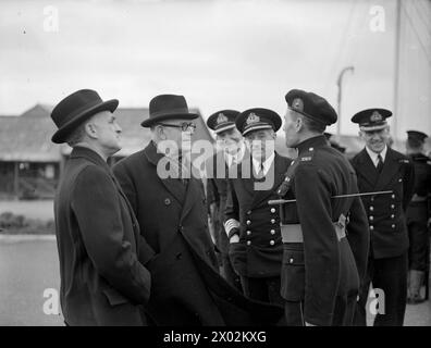 L'ALTO COMMISSARIO DELLA NUOVA ZELANDA SI RECA A PLYMOUTH. 14 DICEMBRE 1944, PLYMOUTH, DURANTE LA VISITA DEL SIG. JORDAN, ALTO COMMISSARIO PER LA NUOVA ZELANDA. - Il signor Jordan (il secondo da sinistra) chatta con il bandito della Marine Band della HMS RALEIGH Foto Stock