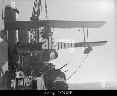 Nel giugno 1941, la HMS Suffolk, insieme alla HMS Norfolk, condusse pattuglie artiche, giocando un ruolo cruciale nell'oscuramento della corazzata tedesca Bismarck. Un aereo Supermarine Walrus viene lanciato dall'incrociatore per pattugliare la sponda glaciale artica. Foto Stock