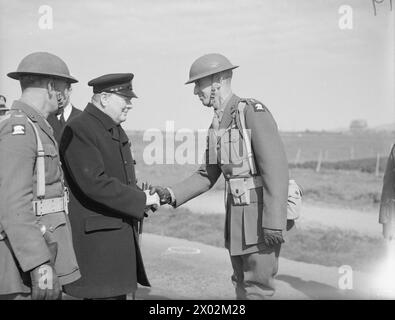 LA VISITA DEL SIGNOR CHURCHILL IN ISLANDA. 16 E 17 AGOSTO 1941, REYKJAVIK, ISLANDA. DURANTE IL VIAGGIO DI RITORNO DAL SUO INCONTRO CON IL PRESIDENTE ROOSEVELT, MISTER CHURCHILL VISITÒ L'ISLANDA. - Il primo Ministro stringe la mano a un Marine americano Foto Stock