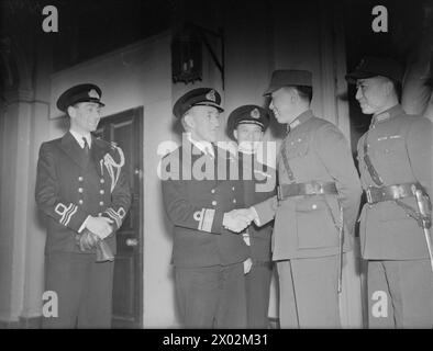 IL GENERALE CINESE VISITA L'AMMIRAGLIATO. 23 FEBBRAIO 1943, L'AMMIRAGLIATO, GENERALE HSIUNG SHIH-HUI, CAPO DELLA MISSIONE MILITARE CINESE A WASHINGTON DALL'ESTATE 1942, STA FACENDO UNA BREVE VISITA NEL REGNO UNITO PRIMA DI TORNARE A CHUNKING. CON LUI CI SONO 2 MEMBRI DELLO STAFF DELLA MISSIONE, IL DOTTOR HO FUNG-SHAN E IL CAPITANO LI MING-HSIEA. - Il contrammiraglio R R McGrigor saluta il tenente generale Hsiung Shih-hui al suo arrivo all'Ammiragliato. Con loro (centro) è il comandante Chow Ying-tsung (addetto navale cinese) Foto Stock