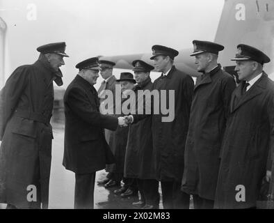 IL PRESIDENTE ROOSEVELT INCONTRA IL PRIMO MINISTRO CHURCHILL. DAL 4 AL 9 AGOSTO 1941, A BORDO DELLA HMS PRINCE OF WALES, DURANTE IL VIAGGIO ATTRAVERSO L'ATLANTICO CHE PORTÒ IL PRIMO MINISTRO E I SUOI CAPI DI STATO MAGGIORE AL SUO INCONTRO CON IL PRESIDENTE ROOSEVELT AL LARGO DI TERRANOVA. - Il signor Churchill sale a bordo del PRINCIPE DI GALLES dove stringe la mano ad alcuni degli ufficiali Foto Stock