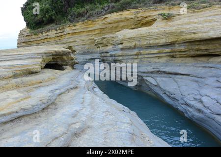 Famoso canale dell'amore (Canal D'Amour) a Sidari, Corfù, isole greche, Grecia, Europa Foto Stock