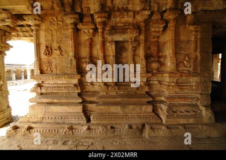 Mandapa in un tempio Vishnu Virukpaksha, Hampi, sito patrimonio dell'umanità dell'UNESCO, Karnataka, India, Asia Foto Stock