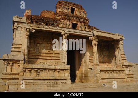 Vista della torre sull'ingresso del tempio Krishna a Hampi, sito patrimonio dell'umanità dell'UNESCO, Karnataka, India, Asia Foto Stock