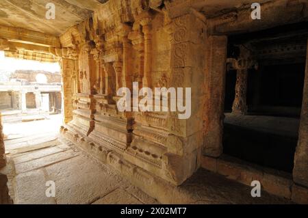 Mandapa in un tempio Vishnu Virukpaksha, Hampi, sito patrimonio dell'umanità dell'UNESCO, Karnataka, India, Asia Foto Stock