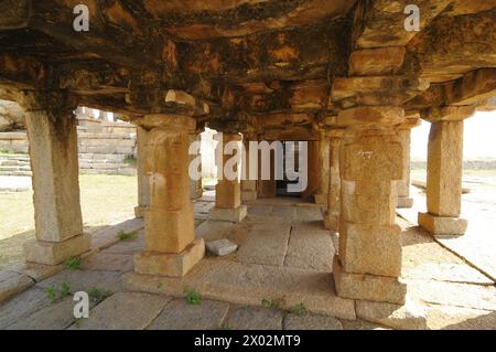 Mandapa in un tempio Vishnu Virukpaksha, Hampi, sito patrimonio dell'umanità dell'UNESCO, Karnataka, India, Asia Foto Stock