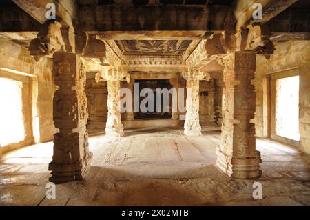 Mandapa in un tempio Vishnu Virukpaksha, Hampi, sito patrimonio dell'umanità dell'UNESCO, Karnataka, India, Asia Foto Stock