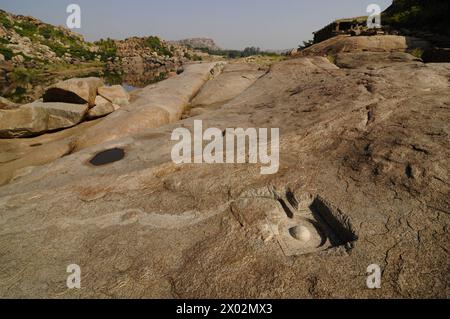 Il fiume Tungabhadra e la pietra tagliarono Shiva Linga, Hampi, Karnataka, India, Asia Foto Stock