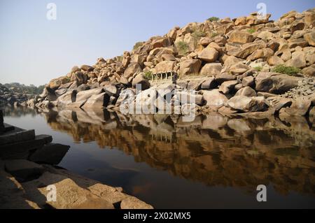 Fiume Tungabhadra e formazioni rocciose, Hampi, Karnataka, India, Asia Foto Stock