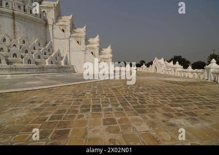 Pagoda Hsinbyume (Pagoda Myatheindan), Mingun, vicino a Mandalay, distretto di Sagaing, Myanmar, Asia Foto Stock