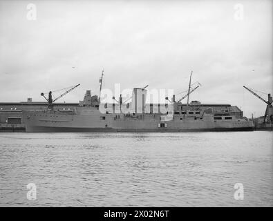 HMS INVICTA E HMS DUKE OF WELLINGTON. 22 LUGLIO 1942. - Vista della HMS INVICTA dalla trave Foto Stock