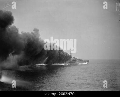 I CACCIATORPEDINIERE ESEGUONO DEGLI ESERCIZI. SETTEMBRE 1940, A BORDO DELLA HMS KELVIN. - Posa di una cortina di fumo durante gli esercizi Foto Stock