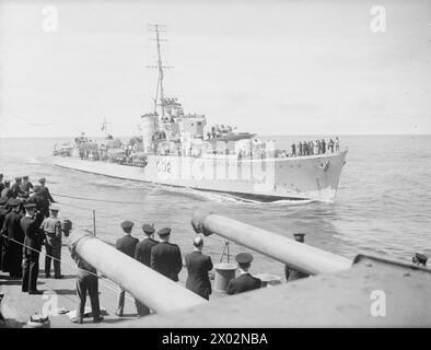 Nel luglio 1941, l'HMAS Nestor, un cacciatorpediniere della Royal Australian Navy, intercettò una nave neutrale in mare. Gli ordini segreti per il capitano furono messi in un pacchetto stagno e trasferiti via linea tra le navi. Foto Stock