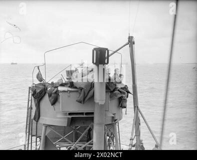 Il 6 giugno 1944, durante il D-Day, i marinai statunitensi comandarono una posizione di cannone Bofors a bordo della USS LST-25 al largo dell'area d'assalto Gold in Normandia. Foto Stock