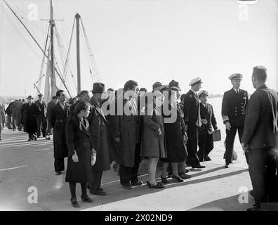 Il vice ammiraglio W.G. Tennant visita i porti greci di Chios e Salonicco nel dicembre 1944, osservando gli stabilimenti navali a terra con il comandante D.S. Swanston, RN, seguito da una folla. Foto Stock