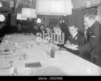I Midshipmen della Royal Navy a bordo della HMS Malaya a Scapa Flow il 3, 14 e 18 gennaio 1943 erano ufficiali junior addestrati alla navigazione, ricevendo pasti dagli ufficiali nella stanza delle armi. Foto Stock