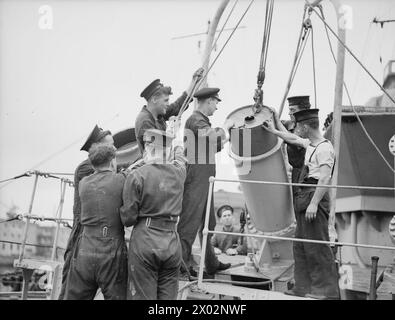 TEST SPERIMENTALI DI NUOVI LANCIATORI DI PROFONDITÀ. 27 LUGLIO 1941, A BORDO DELLA HMS WHITEHALL. I NUOVI LANCIATORI SONO MONTATI SUL FO'C'SLE DEI CACCIATORPEDINIERE E VENGONO AZIONATI DAL PONTE. - I lanciatori sono carichi. I valori nominali stanno abbassando le cariche di profondità pronte per le prove Foto Stock