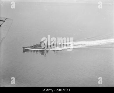La HMS Argonaut è stata mostrata a vapore ad alta velocità da una prospettiva aerea il 1o agosto 1942, dimostrando manovre e propulsione navali. Foto Stock