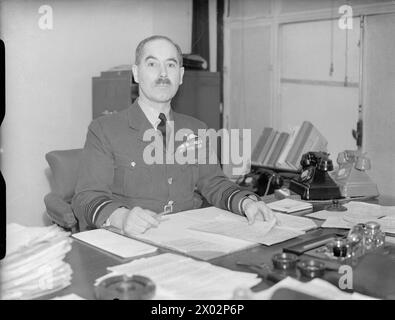 IL MINISTERO DELL'ARIA, 1939-1945. - Il maresciallo dell'aria A G R Garrod, membro dell'Air Council for Training, alla sua scrivania presso Adastral House, Londra Garrod, Alfred Guy Roland, Ministero dell'aria Foto Stock