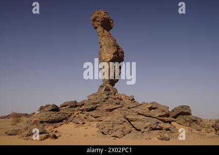 Finger of Allah formazione rocciosa nei monti Akakus, Libia, Nord Africa, Africa Foto Stock