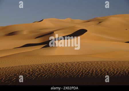 Pittoresche dune arancioni di Ubari, deserto del Sahara, Libia, Nord Africa, Africa Foto Stock