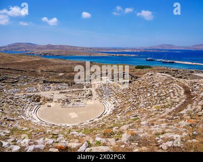 Teatro antico, sito archeologico di Delo, sito patrimonio dell'umanità dell'UNESCO, isola di Delo, Cicladi, isole greche, Grecia, Europa Foto Stock