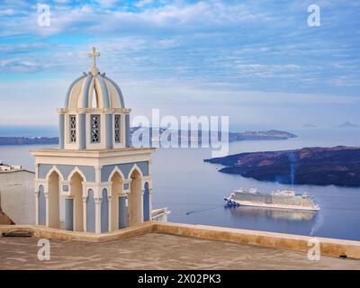 Chiesa cattolica di San Marco Evangelista, Fira, isola di Santorini (Thira), Cicladi, isole greche, Grecia, Europa Foto Stock