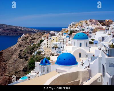 Le iconiche chiese a cupola blu di San Spyridon e la Resurrezione del Signore, il villaggio di Oia, l'isola di Santorini (Thira), le Cicladi, le isole greche, Grecia Foto Stock