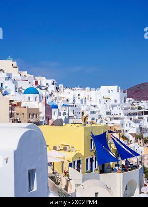 Ammira le chiese a cupola blu della Resurrezione del Signore e di San Spyridon, il villaggio di Oia, l'isola di Santorini (Thira), le Cicladi, le isole greche Foto Stock