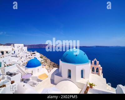 Le iconiche chiese a cupola blu della Resurrezione del Signore e di San Spyridon, il villaggio di Oia, l'isola di Santorini (Thira), le Cicladi, le isole greche, Grecia Foto Stock